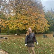 Chica estudiante da clases de inglés para nivel de primaria y ESO